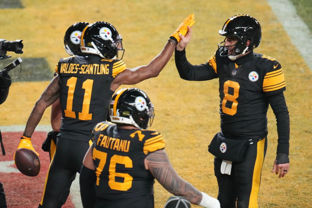 Steelers freeze out Dolphins, stay atop AFC North with win